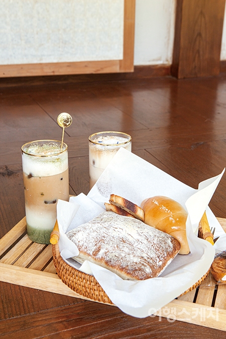 선베이크 카페에선 갓 구운 빵과 한산모시라떼 같은 음료를 맛볼 수 있다.