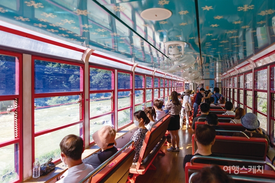 일반 열차와는 다르게 창문이 넓고 좌석이 세로로 배치되어 있어 풍경을 감상하기에 좋다. 사진/ 민다엽 기자