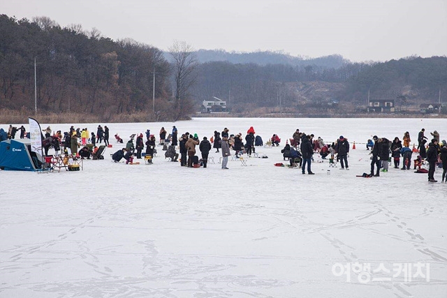 2023년 2월 5일까지 양평 산수유마을 빙어축제가 개최되고 있다. 사진 / 향리낚시터