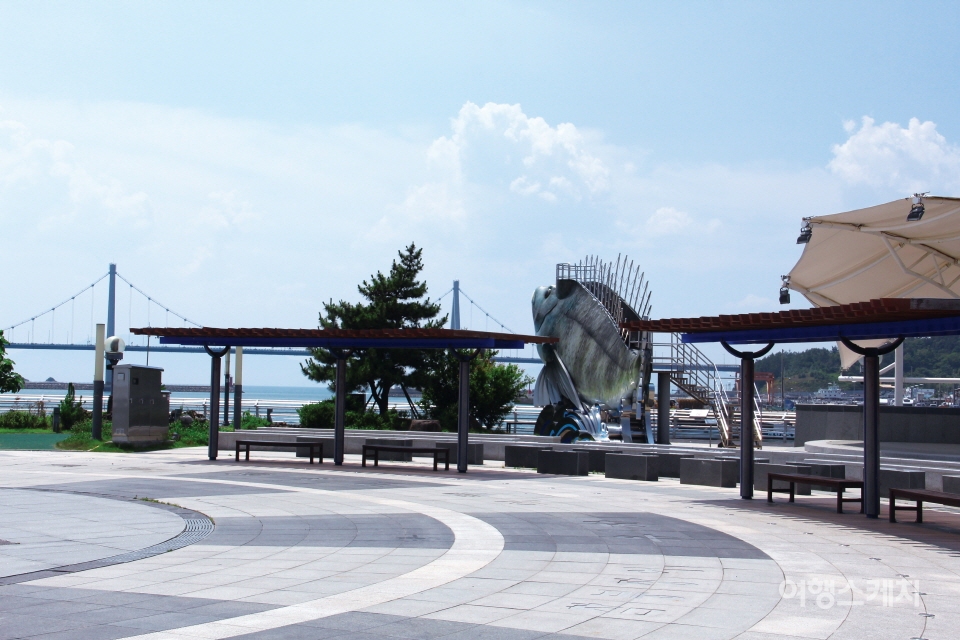 고흥 녹동항에는 장어요리 전문음식점이 10여 곳 모인 장어의 거리가 있다. 사진은 녹동항 바다정원.
