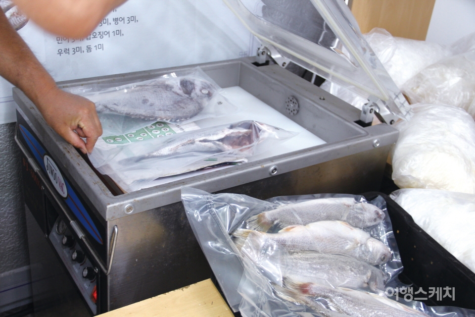 반건조 시킨 생선은 기계에서 꺼내자마자 진공포장을 한다. 사진 / 박상대 기자