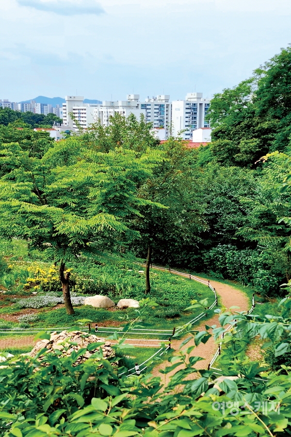 느림보숲길, 향기정원, 계절정원 등이 있어 시민들의 휴식 공간으로 사랑받고 있다. 사진 / 이해열 기자