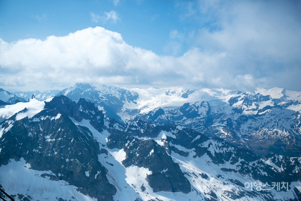 중부에서 가장 높은 봉우리. 티틀리스는 만년설로 덮인 고봉이 파노라마를 이룬다. 사진 / 송윤경 여행작가