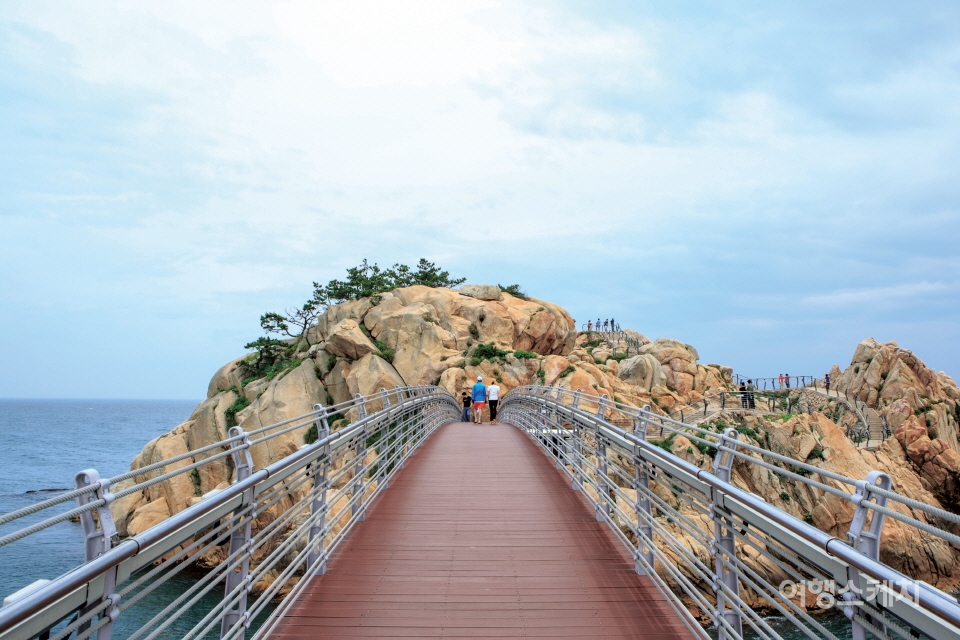 대왕암과 이어진 작은 다리. 사진 / 김도형 사진작가