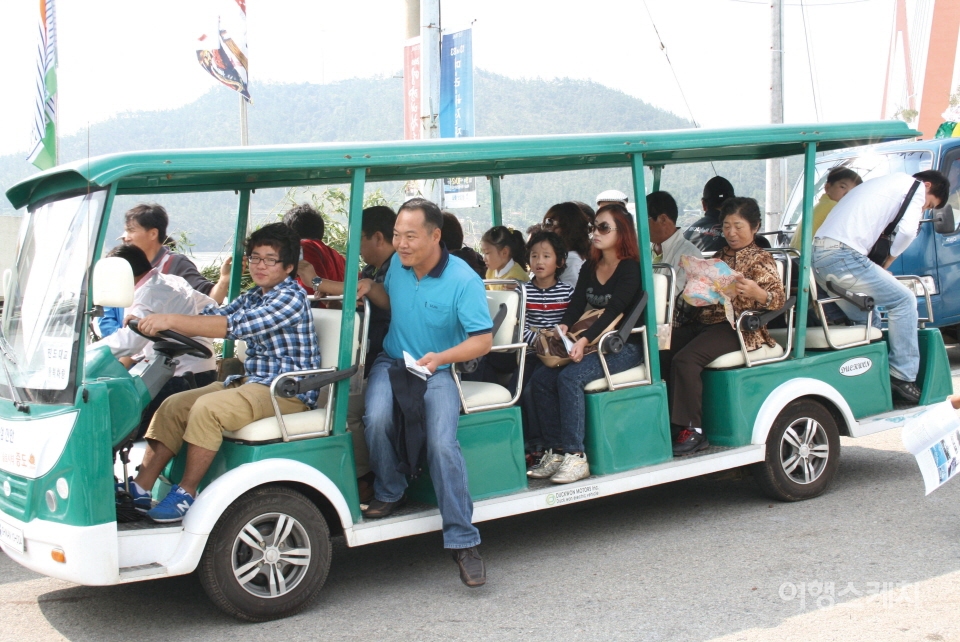 진도대교 위를 오가며 관광객을 실어나르는 전동차. 사진 / 박상대 기자