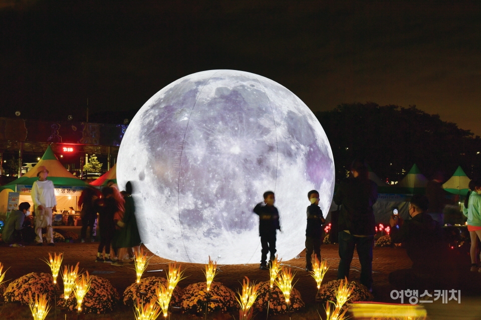 야간을 밝히는 조형물은 황룡강변을 예술공원으로 업그레이드 시켜준다. 사진 / 장성군청