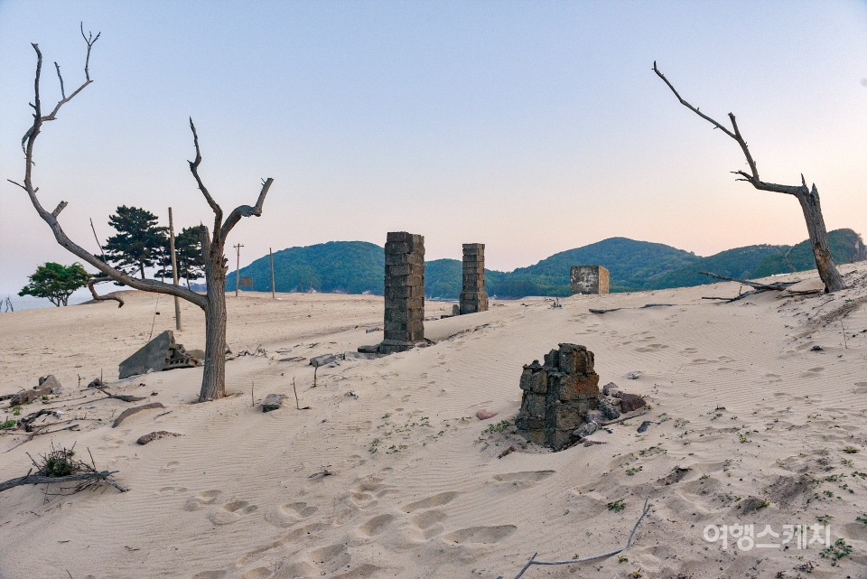 마을의 흔적이 애처롭게 남아있는 연평산과 목기미해변. 사진 / 김민수 여행작가