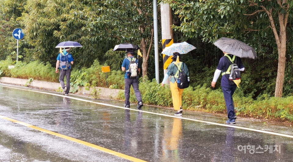 우산을 펴들고 걷는 답사단원들. 비가 내린 지난 8월 9일 옥과에서 석곡으로 이동했다. 사진 / 이돈삼 시민기자