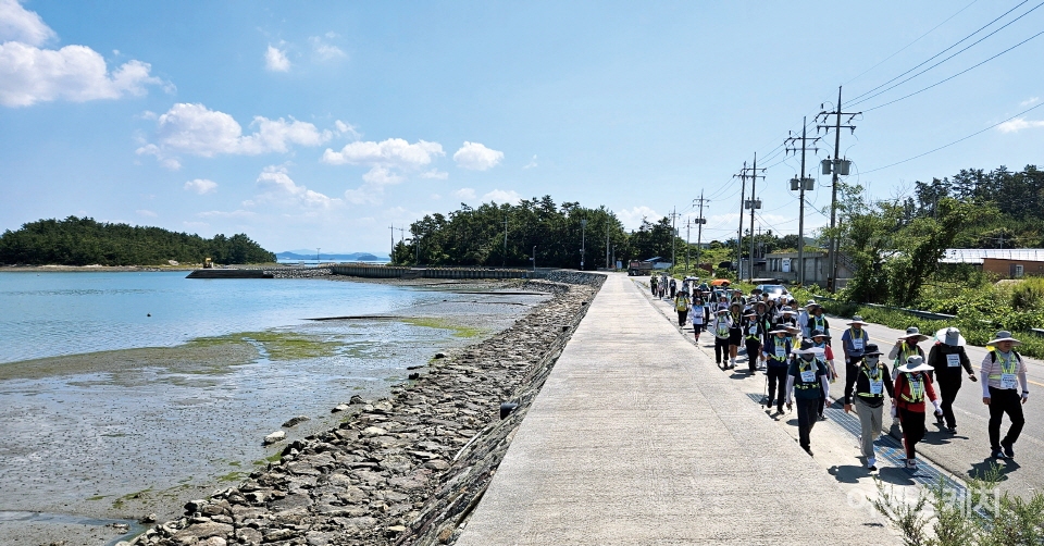 진도 해안길을 따라 걷는 답사단원들. 지난 9월 9일 진도 벽파진에서 해남 우수영에 도착했다. 사진 / 이돈삼 시민기자