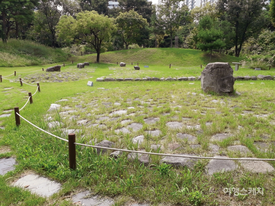 한글박물관 앞 정원에 자리 잡은 산청 매촌리 고인돌(기원전 5~4세기 추정). 사진 / 최보기 작가