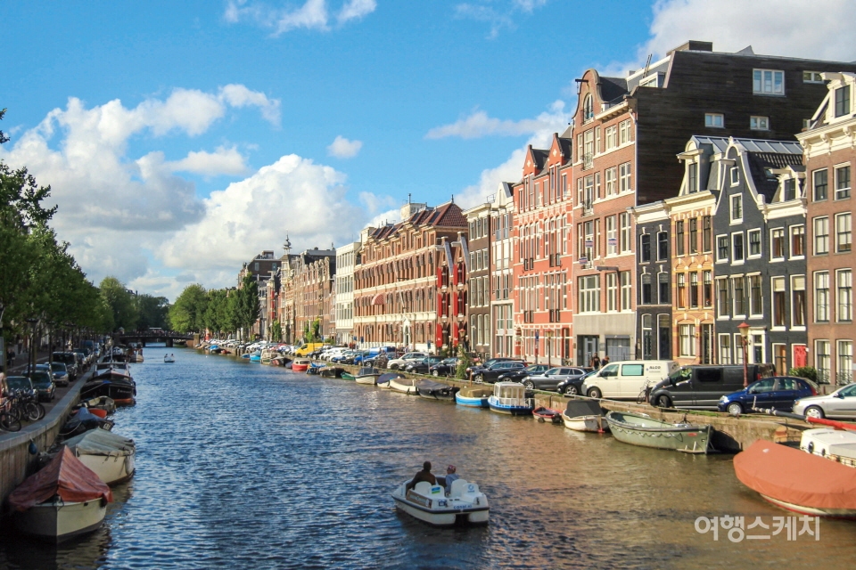 17세기에 만들어진 암스테르담의 운하. 물길을 따라 이어진 건물 파사드가 매력적이다. 사진 / 송윤경 여행작가