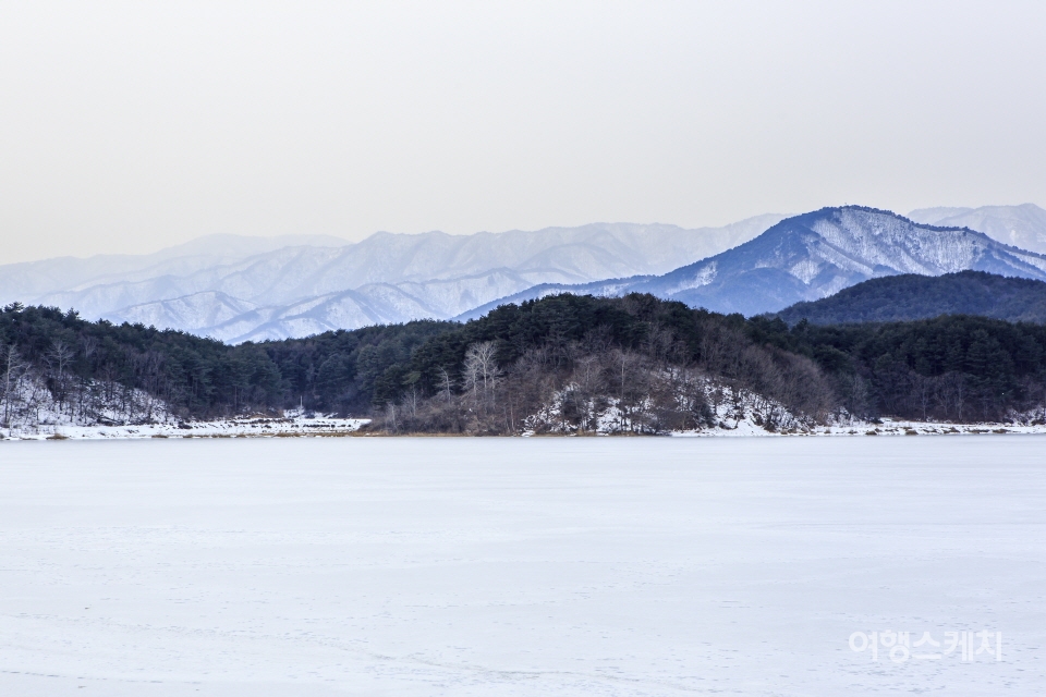 바다를 등지고 돌아보면 새하얀 설산의 풍경이 눈에 들어온다. 사진 / 김도형 사진작가