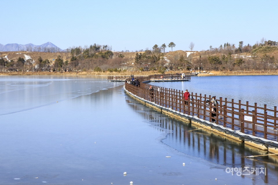 호수를 가로질러 놓인 영랑호수윗길을 걸을 수 있는 영랑호. 사진 / 김도형 사진작가