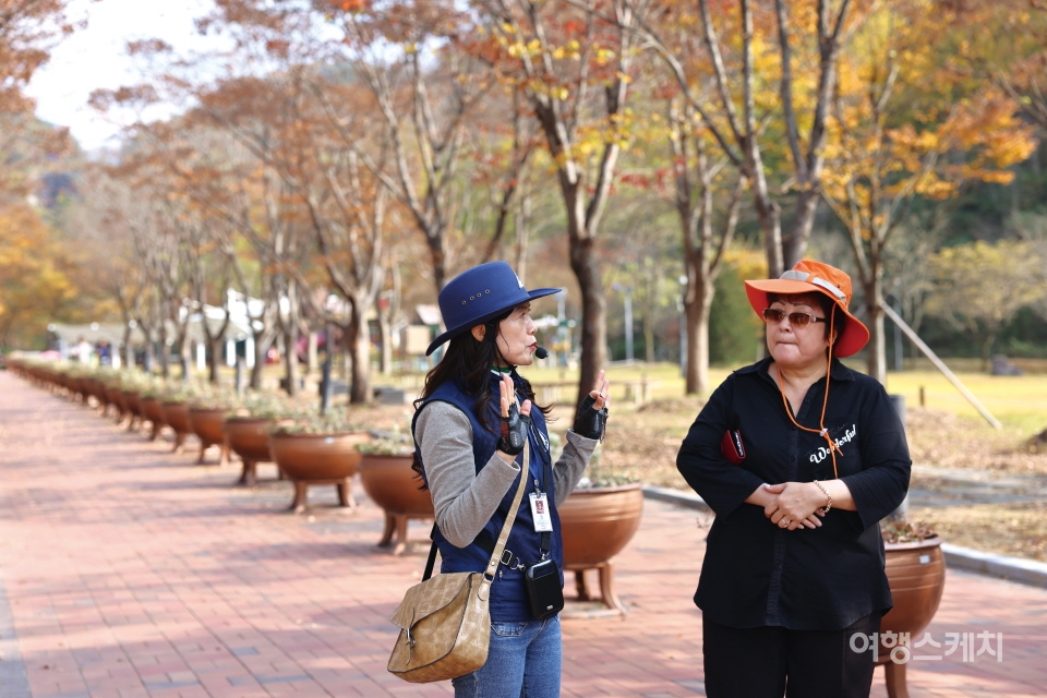대가야수목원에서 숲 해설사의 이야기를 통역하고 있는 고려인 동포. 사진 / 김소연 여행작가