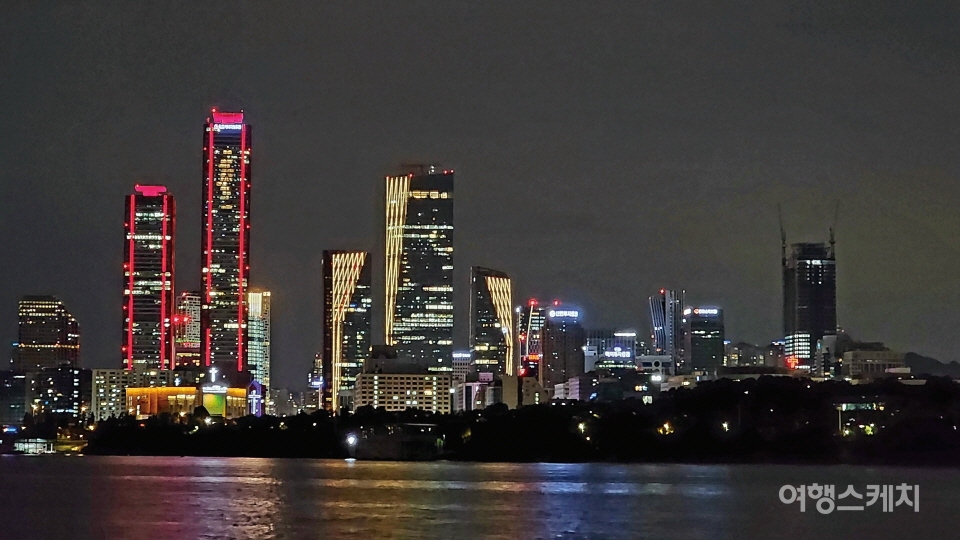 한강을 운항하는 유람선에서는 화려한 빌딩들의 야경을 감상할 수 있다. 사진 / 박상대 기자