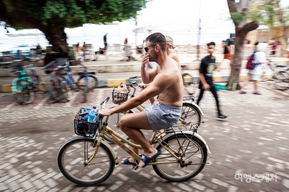 자전거 타기는 섬에서의 필수 체험. 사진 / 김수남 여행작가