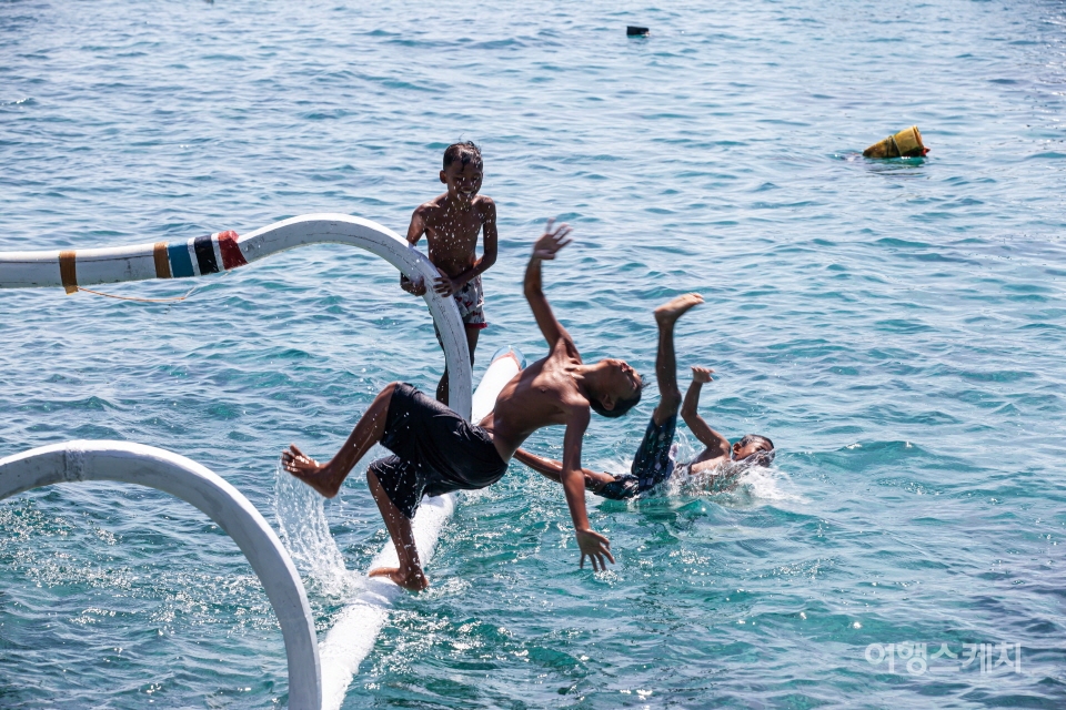 배에서 다이빙놀이 하는 길리의 어린이들. 사진 / 김수남 여행작가