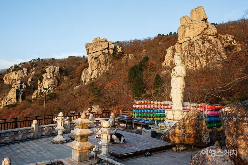 보리암 해수관음상에 절을 올리는 관광객들. 사진 / 김수남 여행작가