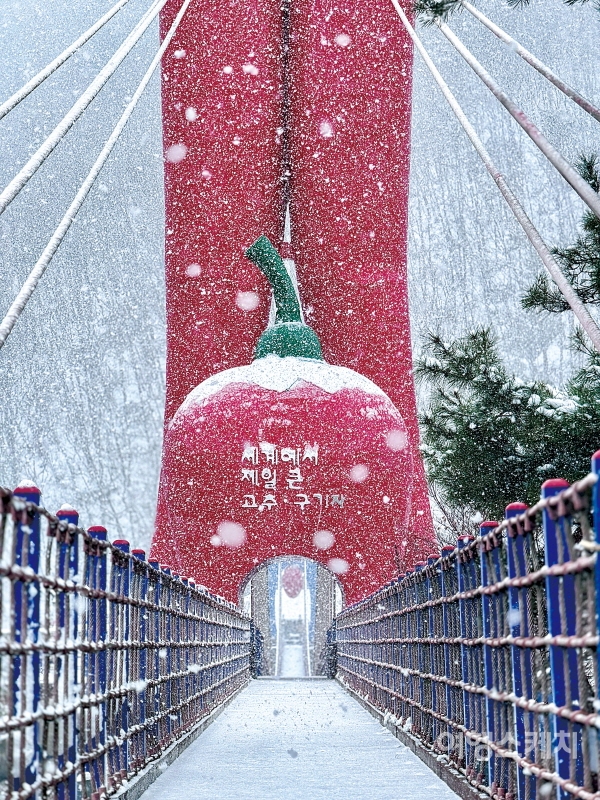 청양의 특산물인 고추를 형상화 한 주탑. 사진 / 민다엽 기자