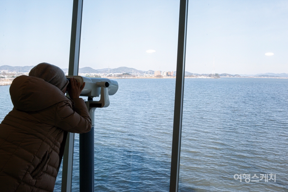 망원경으로 금강하구 살펴보기. 사진 / 김수남 여행작가