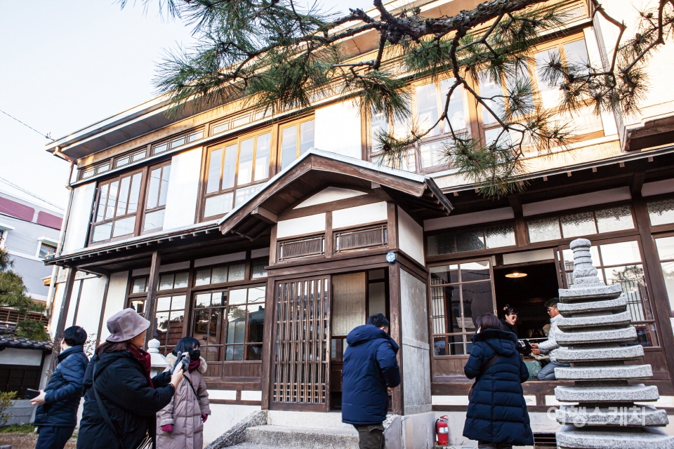 구룡포근대문화역사관은 옛 일본인의 2층짜리 목조건물을 재활용하였다. 사진 / 김수남 여행작가