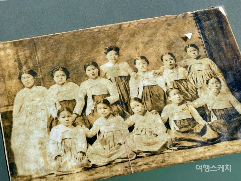 유관순 열사의 어린 시절 모습이 남아있는 사진. 열사는 맨 오른쪽 뒷편에 서 있다. 사진 / 민다엽 기자