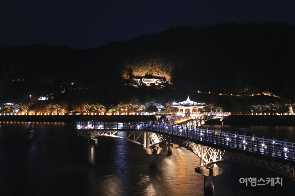 월영교는 밤이면 더욱 아름다운 모습으로 비춰진다. 사진 / 이해열 기자