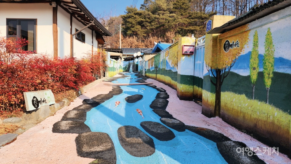 트릭아트 등 재미있는 예술을 만날 수 있는 예끼마을의 골목길 풍경. 사진 / 이해열 기자