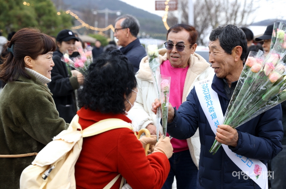 땅심화훼영농조합법인 회원들이 축제장을 찾은 관광객들에게 장미를 나눠주고 있다. 사진 / 강진군청