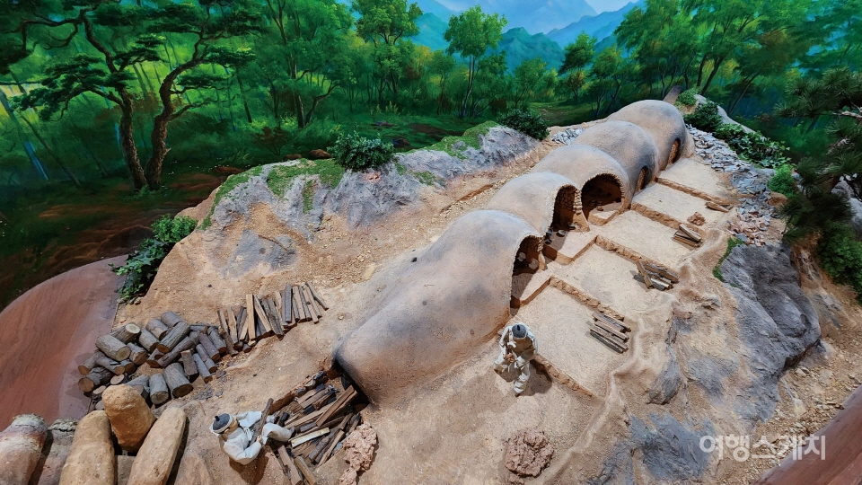 도자기박물관 한 켠에 망댕이가마 모형이 있어 문경의 도자기 역사를 알 수 있다. 사진 / 이해열 기자