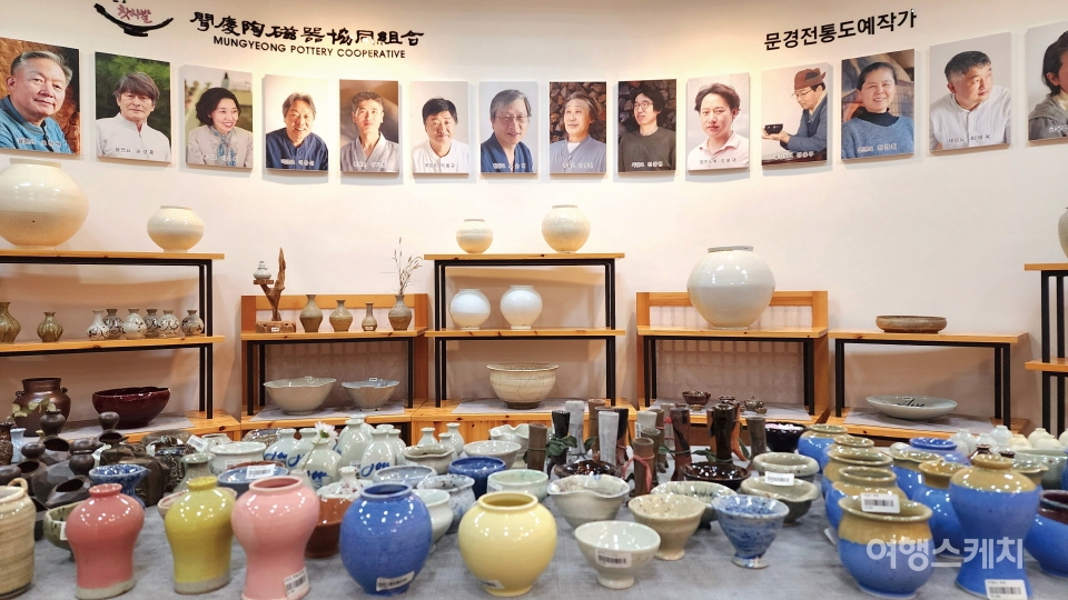 문경 도자기박물관 별관의 도자기 홍보판매장에서 지역 도공 35인이 만든 상품을 구입할 수 있다. 사진 / 이해열 기자