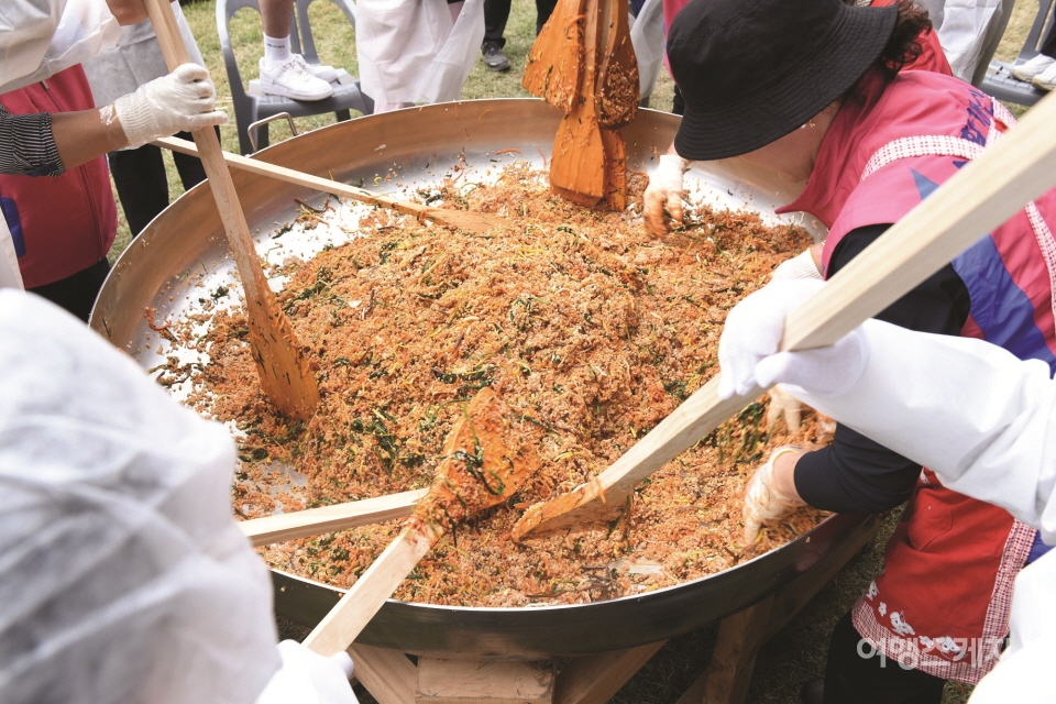 축제에 참가한 관람객들은 보리밥 비빔밥을 맛볼 수 있다. 사진 / 영광군청