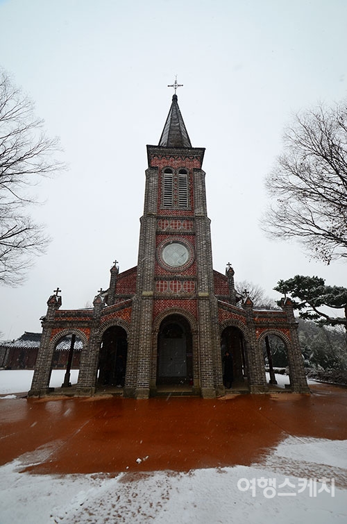고딕식 종탑이 아름다운 나바위성당 입구. 사진 / 노규엽 기자