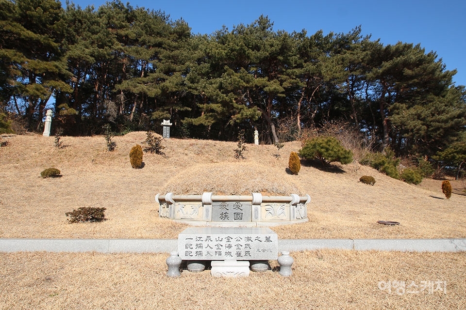 김철의 묘소는 기념관 뒤편 구봉산 기슭에 자리한다. 사진 / 조아영 기자