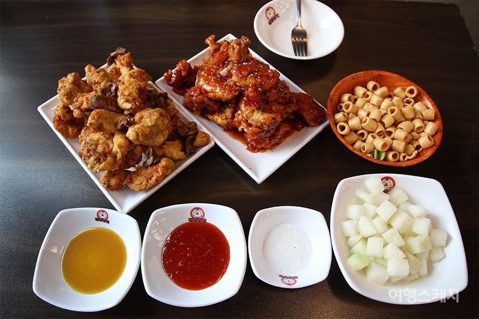 진미통닭의 반반 메뉴 한상차림. 사진 / 조아영 기자