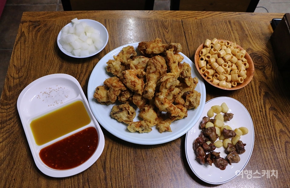 장안통닭에 통닭을 주문하면 닭모래집과 마늘 튀김이 서비스로 제공된다. 사진 / 김세원 기자