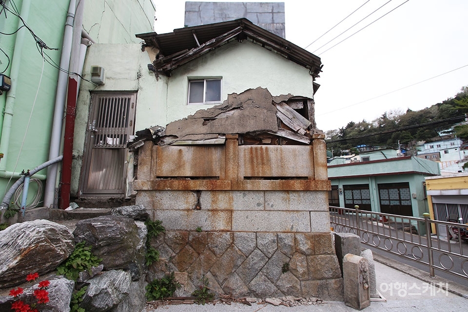 마을 초입에 자리한 묘지 위의 집 하꼬방. 사진 / 조아영 기자