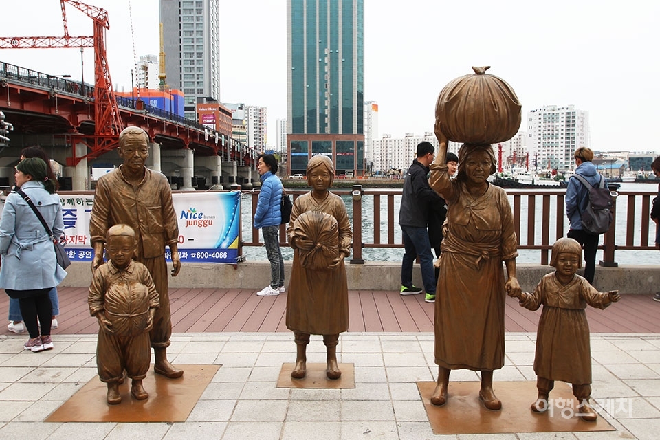 수많은 피란민이 모였던 유라리광장에는 피란민들의 동상이 세워져 있다. 사진 / 조아영 기자