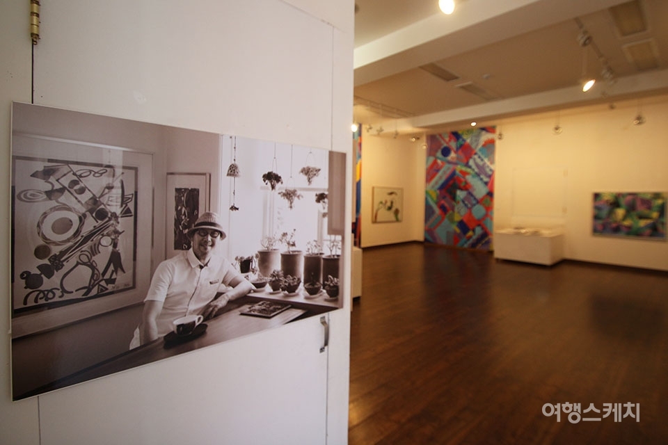 3층은 미술관 관장이자 전혁림 화백의 아들인 전영근 화백의 작품이 전시되어 있다. 사진 / 조아영 기자