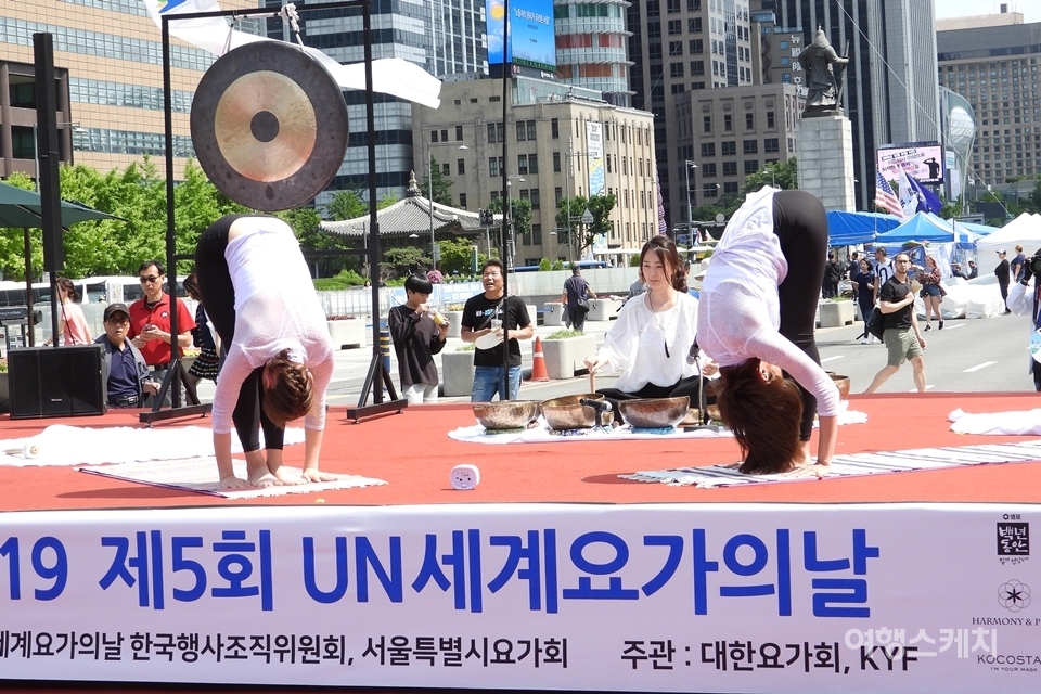 16일 오후 서울 종로구 세종대로 차없는거리에서 진행된 '2019 UN세계 요가의 날' 행사에서 대한요가회 정유경 이사가 '싱잉볼 힐링'을 진행하고 있다. 사진 / 황병우 기자