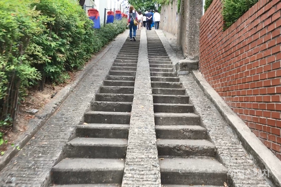 3.1운동만세길의 계단은 모두 90개라서 90계단길이라고도 부른다. 사진 / 황병우 기자