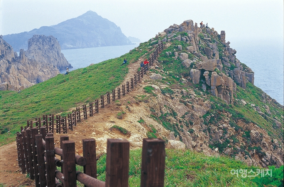 등대섬-절벽이 사납게 생겨서 떨어질 위험이 있어 나무철조망이 쳐져있다. 2003년 7월. 사진 / 김연미 기자