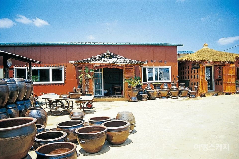 방문객들이 활용할 수 있는 작업 체험실 앞. 2003년 7월. 사진 / 박상대 기자