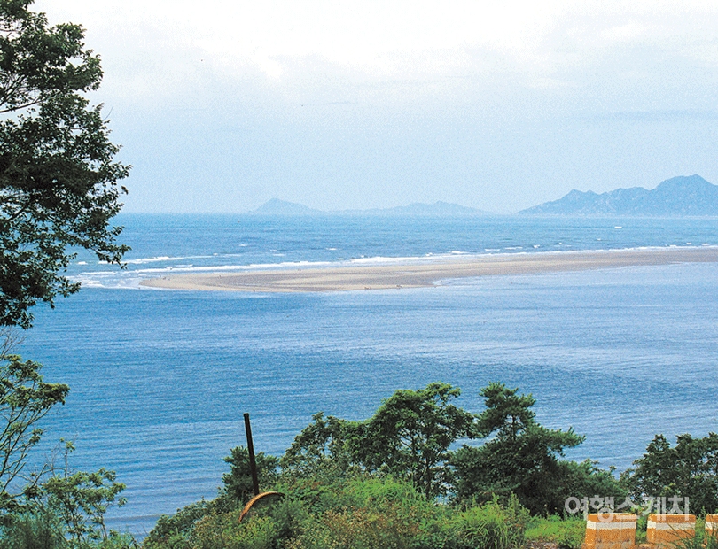 대이작도에 있는 풀등 해수욕장. 약 13시간 마다 나타나서 6시간 동안 선을 보이다 사라진다. 2003년 8월. 사진 / 정대일 기자