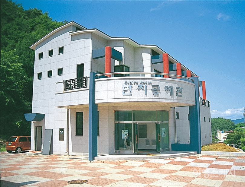 체험학습장이 있는 한지공예관은 원주 치악산 들어가는 길 오른쪽에 있다. 2003년 8월. 사진 / 박상대 기자
