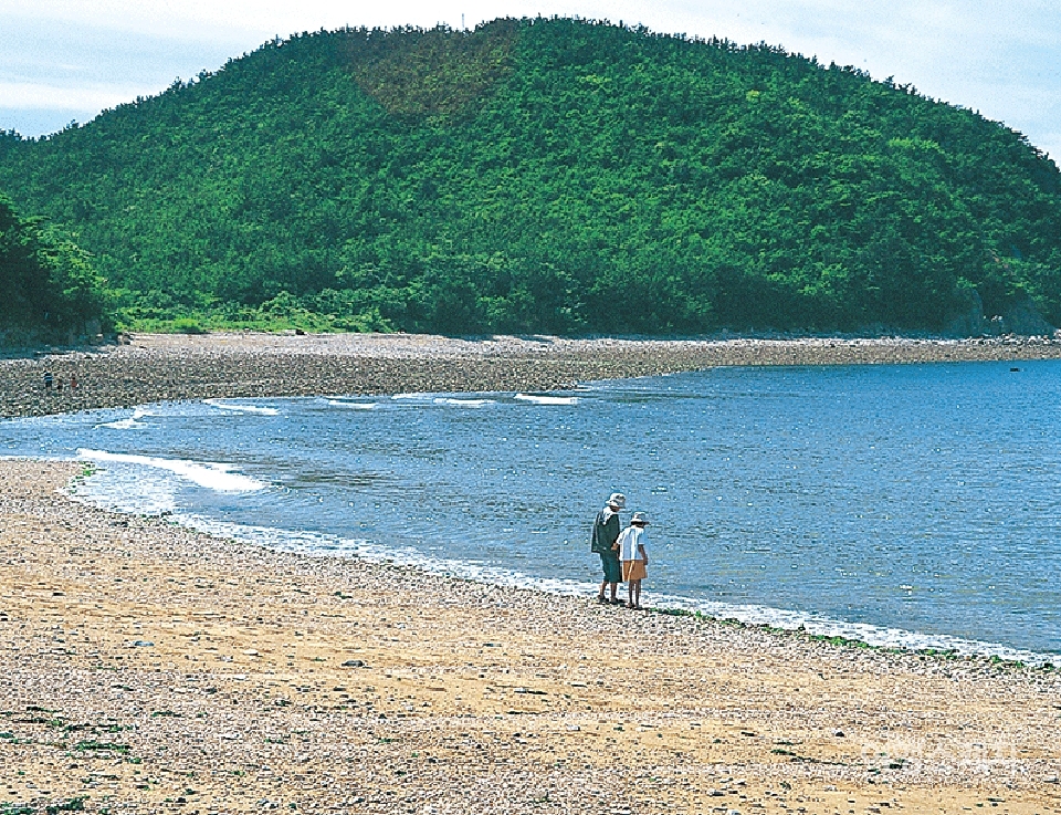한적한 승봉도 해변에서 놀고 있는 아이들의 모습. 2003년 9월. 사진 / 김연미 기자