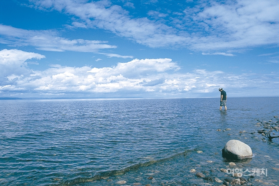 바이칼 호수는 '시베리아의 진주'로 불리는 세계에서 가장 오래 되고 가장 차가우며, 가장 깨끗하며 가장 깊은 호수이다. 2003년 9월. 사진 / 박상대 기자