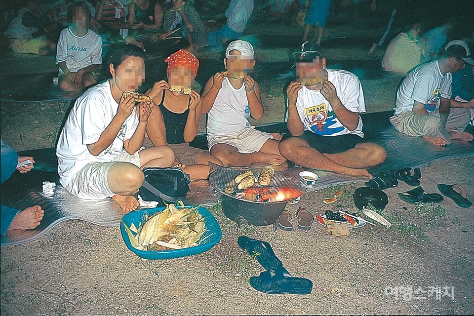입가에 검댕 묻혀가며 고구마 구워먹기. 2003년 9월. 사진 / 신수룡