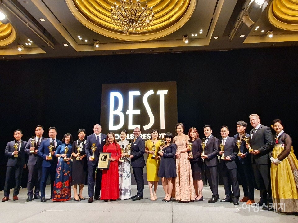 지난 17일 열린 ‘2019 베스트 호텔-리조트 어워즈’의 수상자들이 단체사진을 찍고 있다. 사진 / 김세원 기자