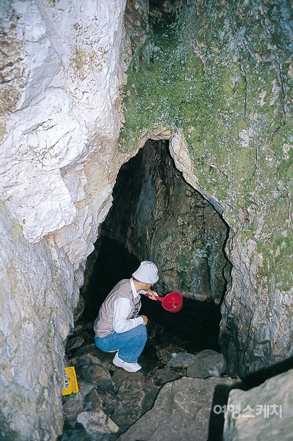 도솔암 아래 있는 용샘. 1년 내내 샘물의 양이 일정하다. 2003년 10월. 사진 / 박상대 기자